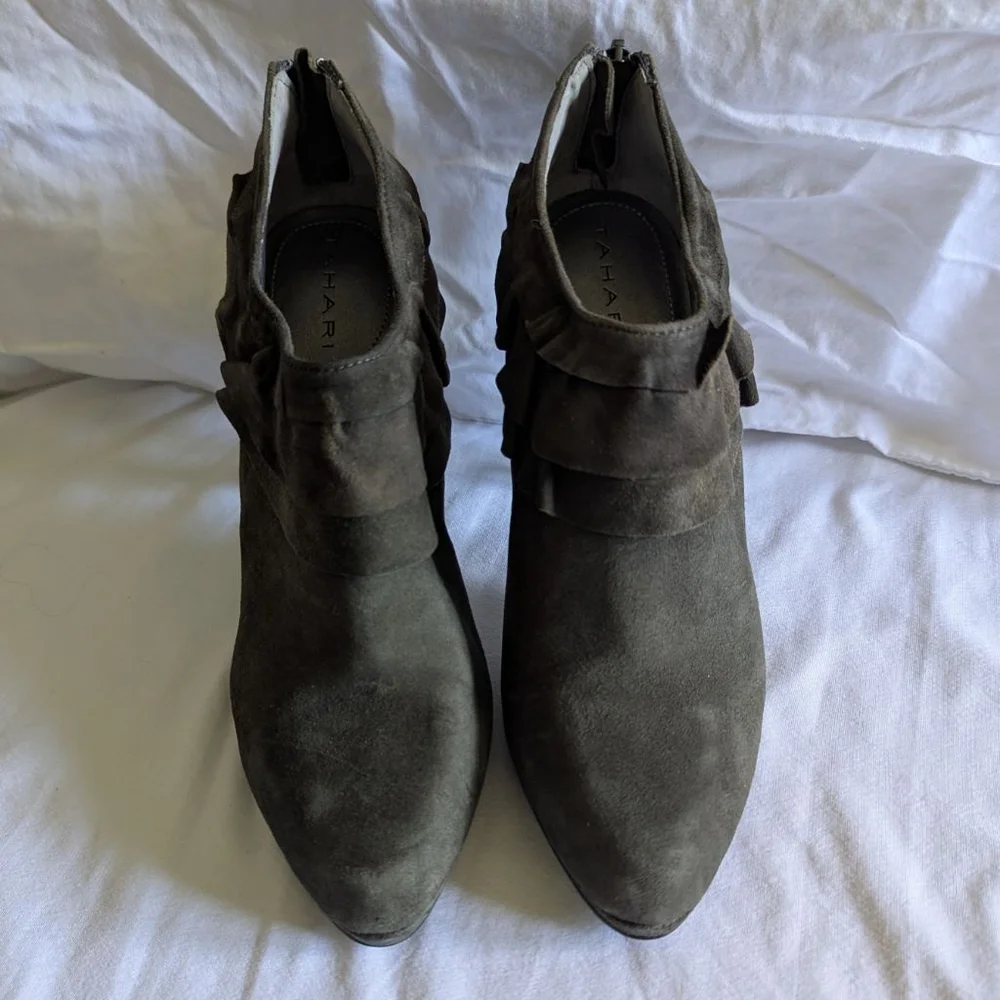 Tahari Taupe Suede Ruffle Booties Women's Sz 8.5 Whimsigoth Retro Avant‎ Garde